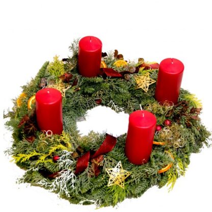 Kranz zum Advent in roten Kerzen*